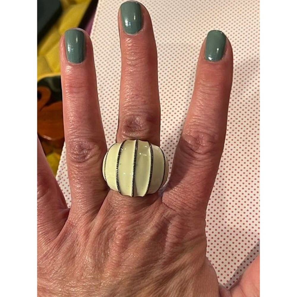 Ring sz 8 cream and brown dome ring